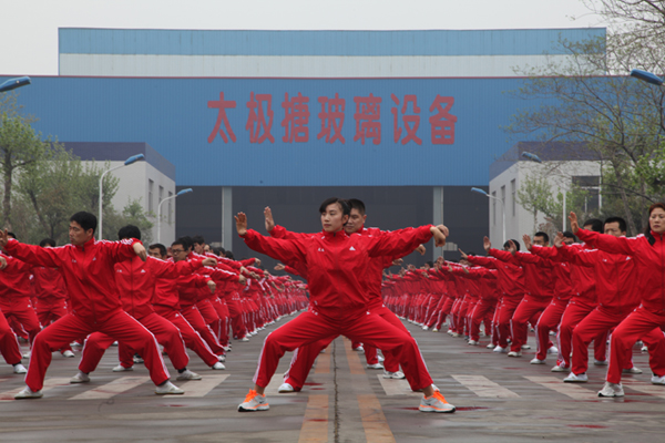 中國太極搪玻璃設備全體員工向您拜年！
